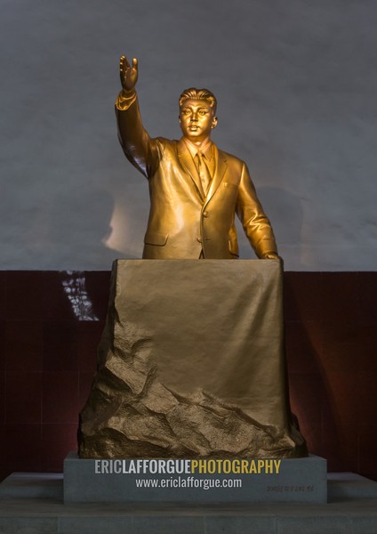 Golden statue of Kim il Sung in Kaeson metro station, Pyongan Province, Pyongyang, North Korea