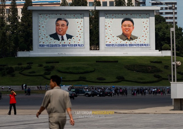 Kim il Sung and Kim Jong il on a propaganda fresco in the city, Pyongan Province, Pyongyang, North Korea