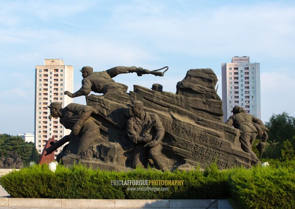 Statue of a soldiers and sailors at the entrance to the victorious fatherland liberation war museum, Pyongan Province, Pyongyang, North Korea