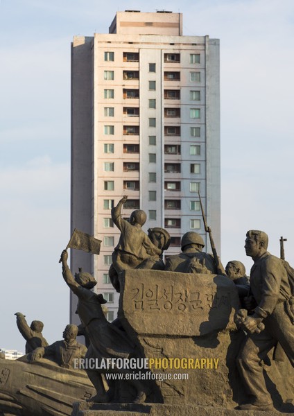 Statue of a soldiers and sailors at the entrance to the victorious fatherland liberation war museum, Pyongan Province, Pyongyang, North Korea