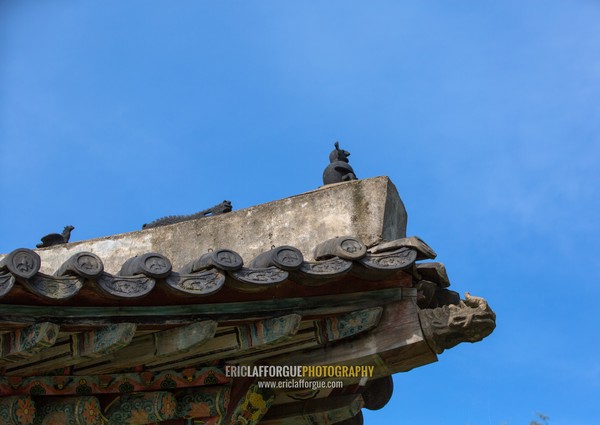 Detail of the roof of the former royal villa of Ri Song Gye founder of the choson dynasty, South Hamgyong Province, Hamhung, North Korea